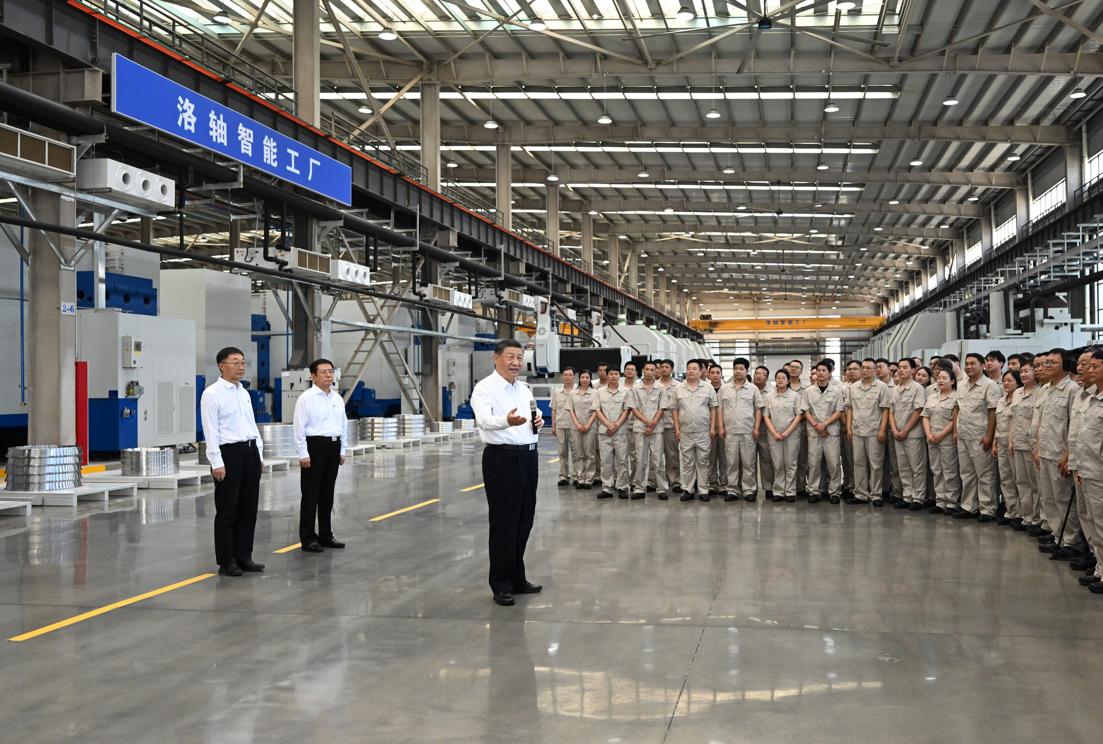 5月19日至20日，中共中央总书记、国家主席、中央军委主席习近平在河南考察。这是19日下午，习近平在洛阳轴承集团股份有限公司智能工厂考察时，同企业职工亲切交流。新华社记者 燕雁 摄